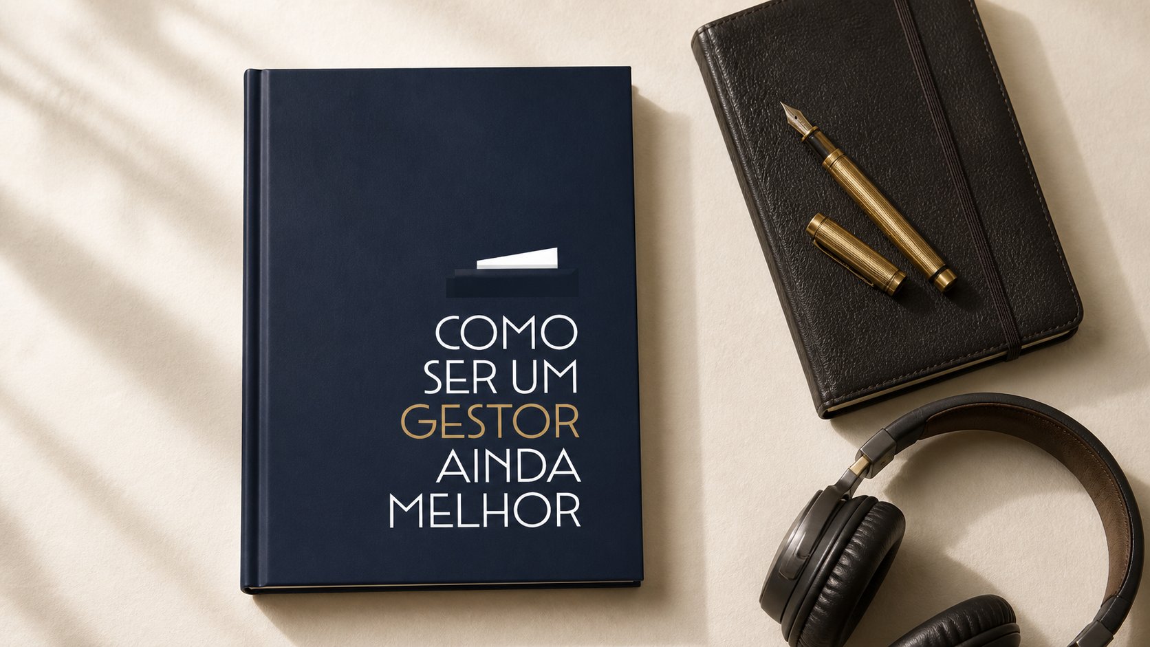 Livro Como Ser um Gestor Ainda Melhor ao lado de um caderno, caneta e fones, representando as duas trilhas gravadas